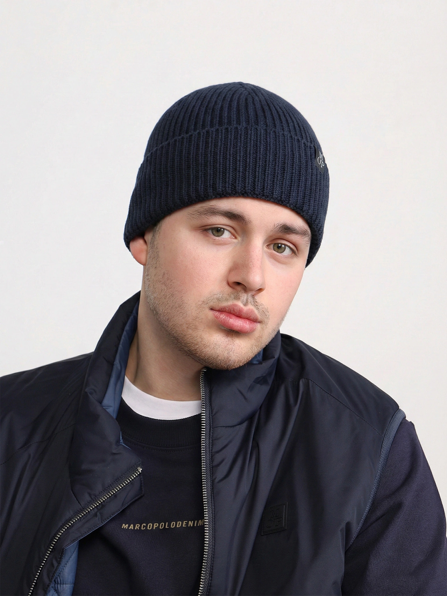 Шапка-бини темно-синего цвета с отворотом из хлопка